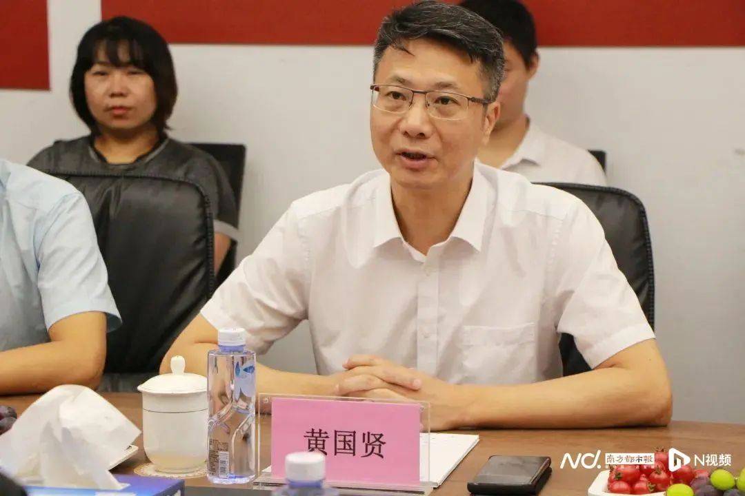 经佛山市人民政府批准，董事长黄国贤被免职