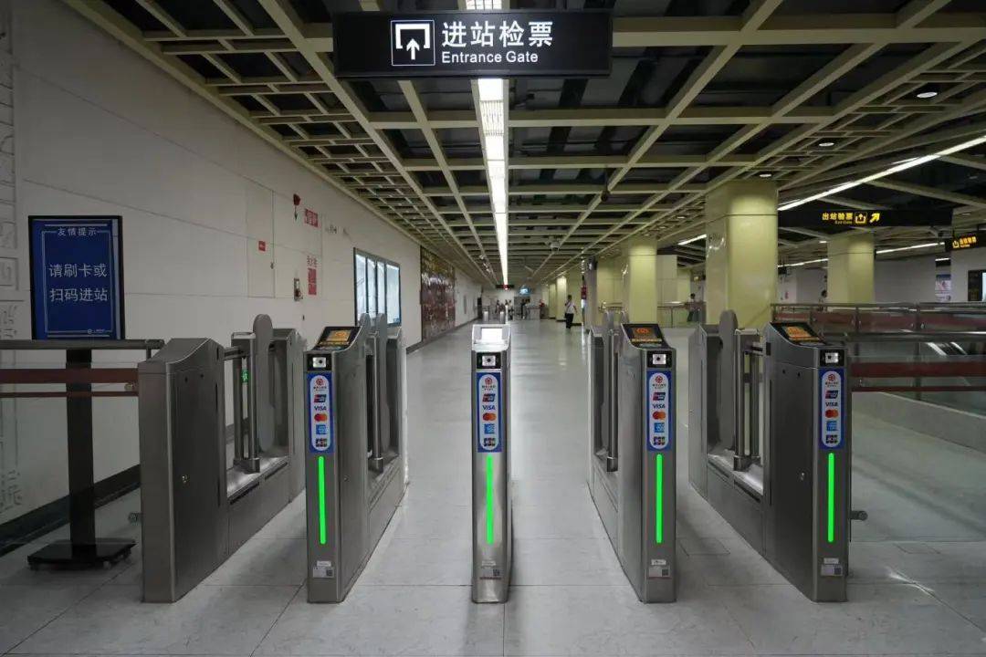 为有效缓解高峰客流压力,日前,上海地铁在全网新增91座车站试点"闸机