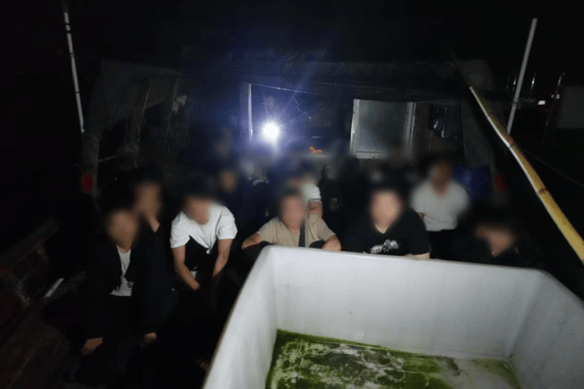 14岁少年随手点赞一条“豪车炫富”视频，被许诺3天赚5万，结果像牲口一样被塞进破旧小渔船偷渡