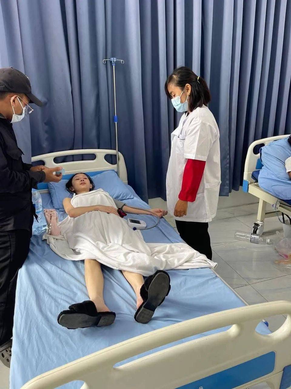 突发!一外籍女子在西港街头昏迷送医