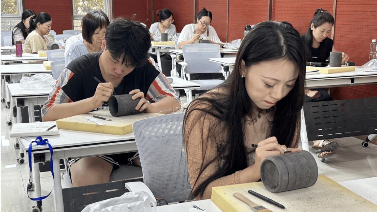 河北曲阳:"陶瓷装饰工"免费培训 传统技艺变身就业"金饭碗"