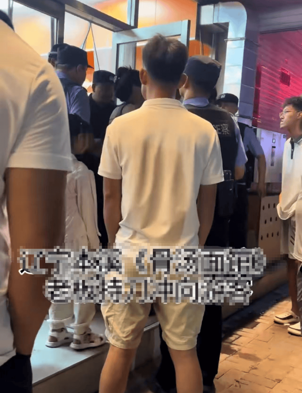 因端面手指浸汤起争执一店员持刀从后厨冲出，本溪警方：双方调解，已处理完毕