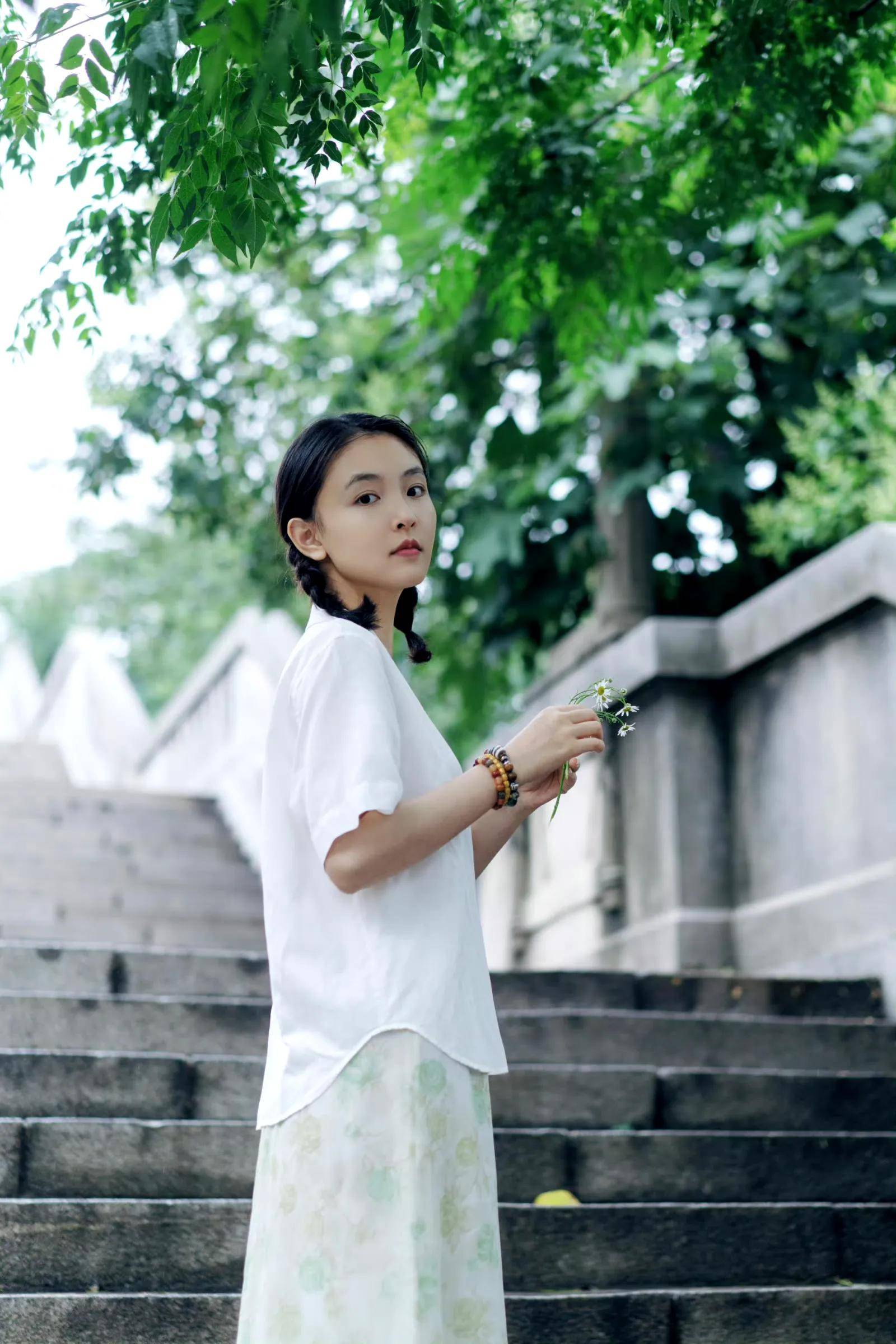 女星吴倩秋日写真:江波桥影,倩影依栏!