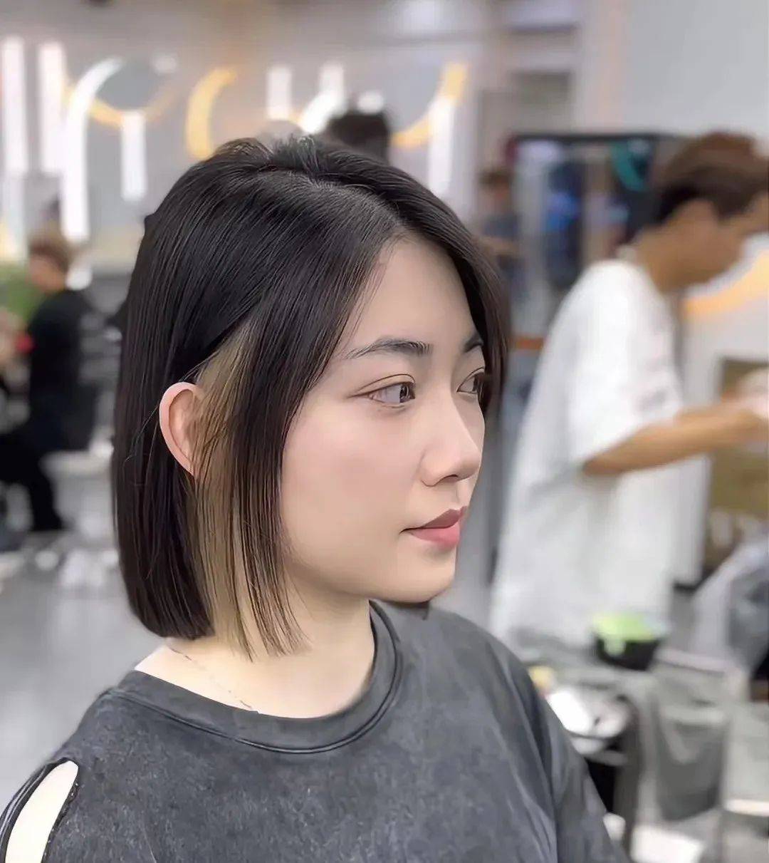 冲精致的短发超级适合小个子的妹子黑色村托肤色也