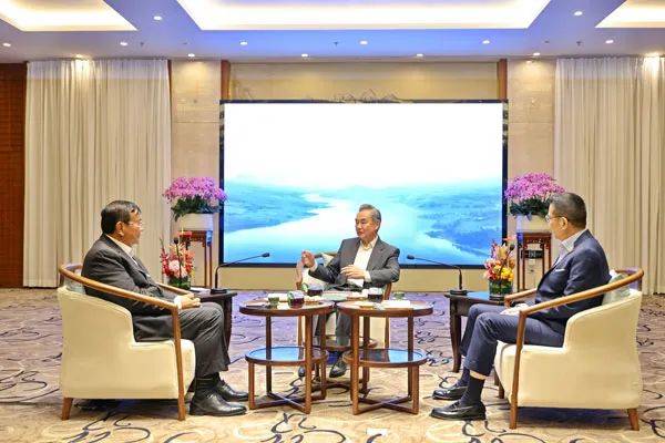 中柬泰三国外长在安宁茶叙