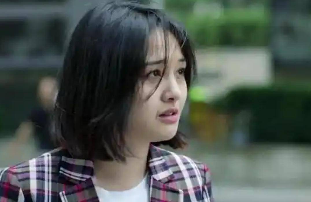 封杀只是冰山一角!34岁郑爽突传消息,想从美国回来可没那么简单