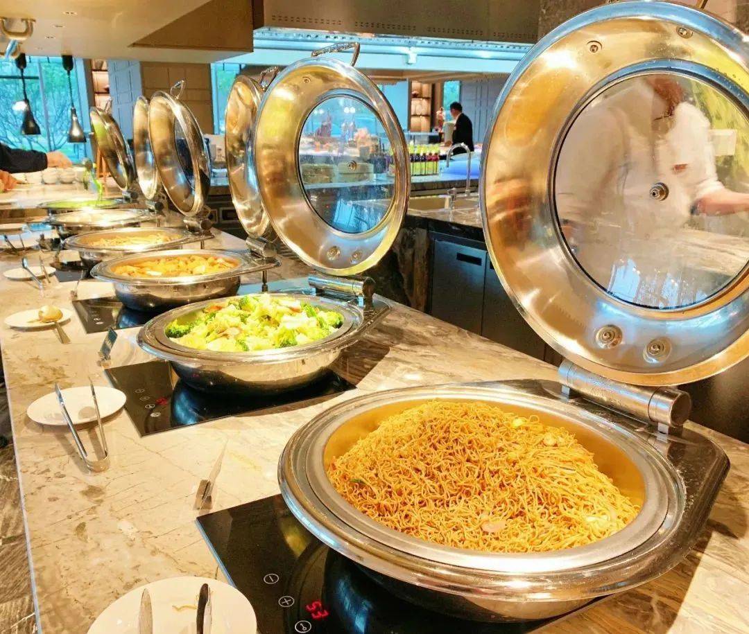 无边泳池 铂金沙滩 自助餐,住华美达「海景房」