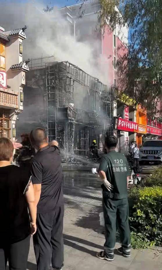 吉林白城市一餐馆发生火灾，有人员“拍玻璃呼救”？当地应急部门称将发通报