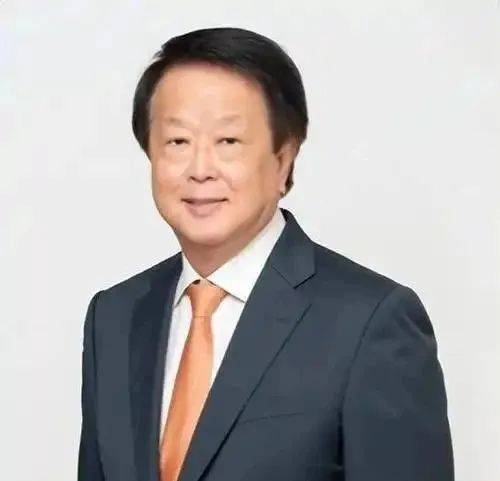 祖籍福建福州的郭孔丰是马来西亚糖王郭鹤年侄字,却选择避开家族糖业