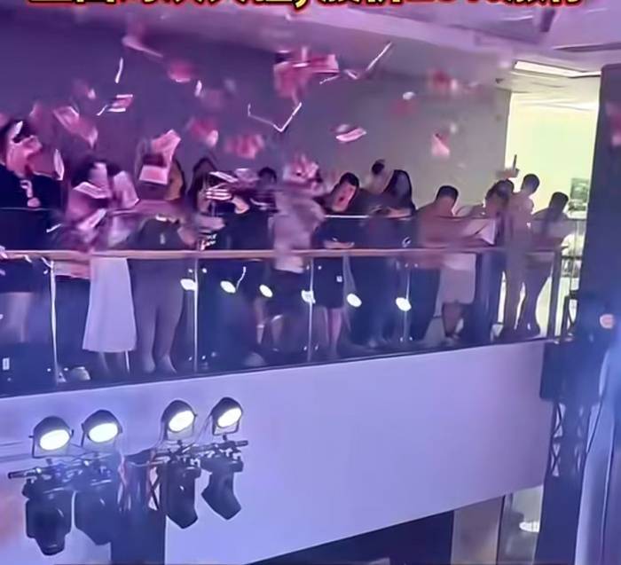 全球首款全景无人机公测后，“90后”董事长撒钱犒劳团队，公司股票20%涨停