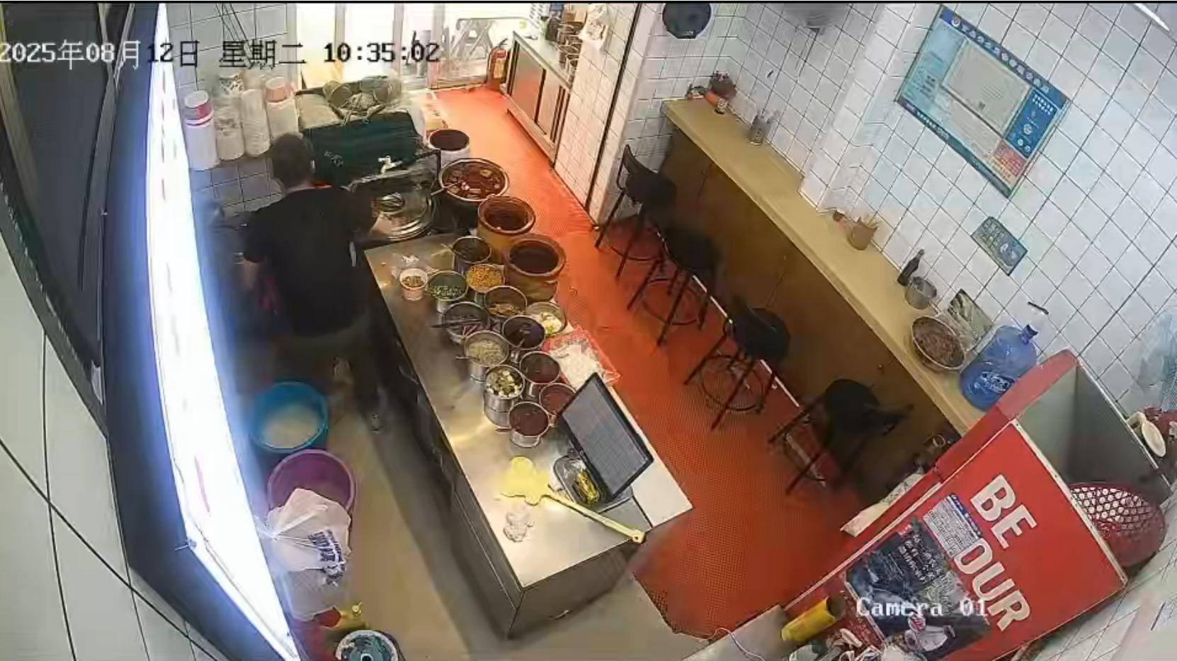 女店员疑遭顾客“动手动脚”，蜷缩大喊“不要”；湖南衡阳警方：接到报警正侦办