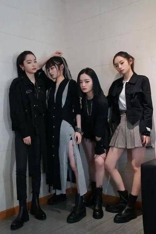 中国最美四胞胎:25年共用一张脸,同时考上世界名校,征服谢霆锋