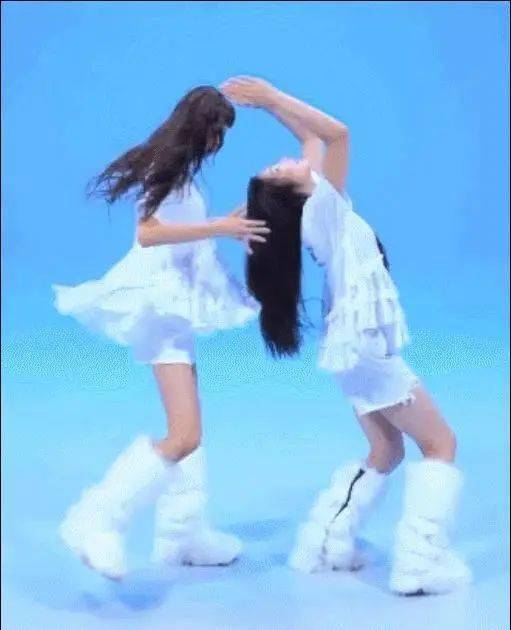 韩女团“奇葩编舞”引关注，互相抓住对方头部，同时扭转身体 插图2