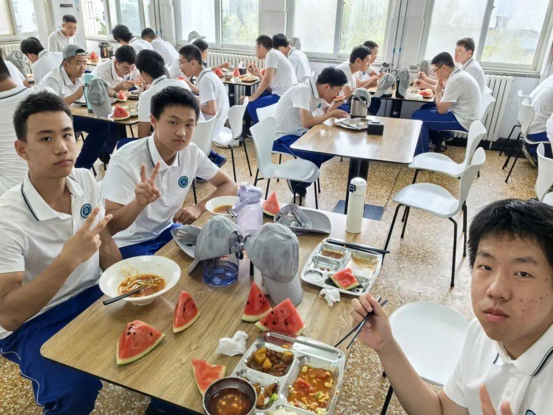 青春砺剑正当时少年挥汗显锋芒北京市广渠门中学2025级高一新生军训