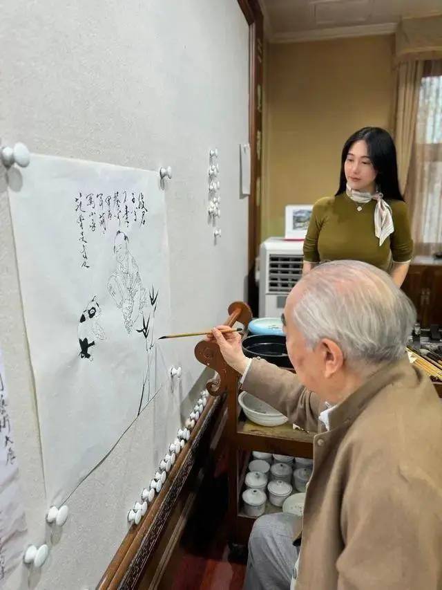 书画家范曾失踪并被搬离藏品？其持股公司账号回应、女儿微博发文