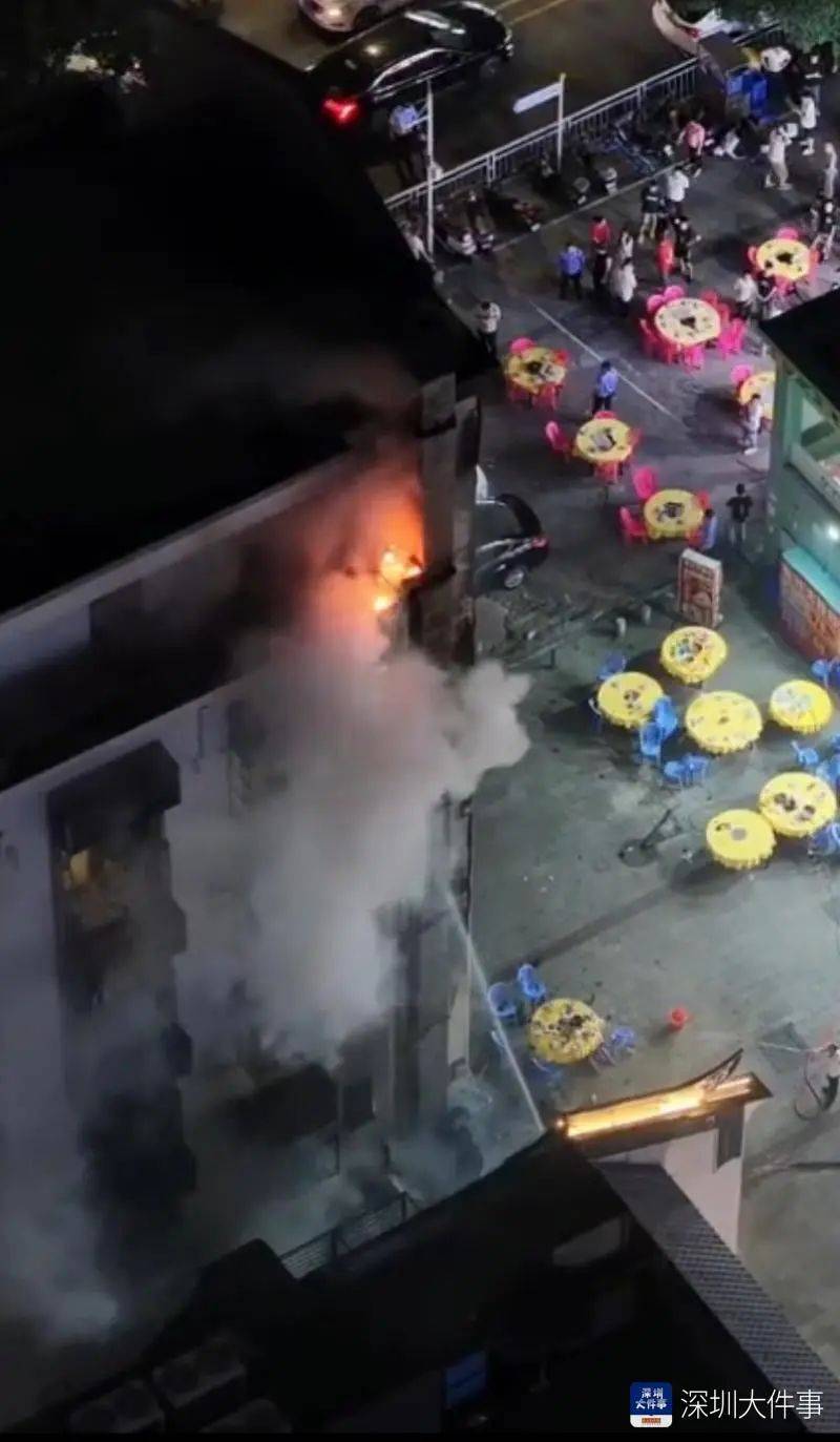 深圳宝安一烧鸡店起火，火焰沿外墙迅猛蔓延至楼顶！消防：未造成人员伤亡