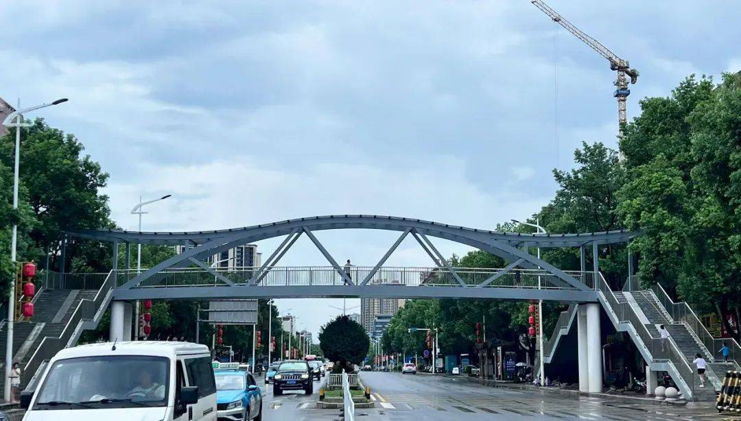 南津北路升起"暖心虹"