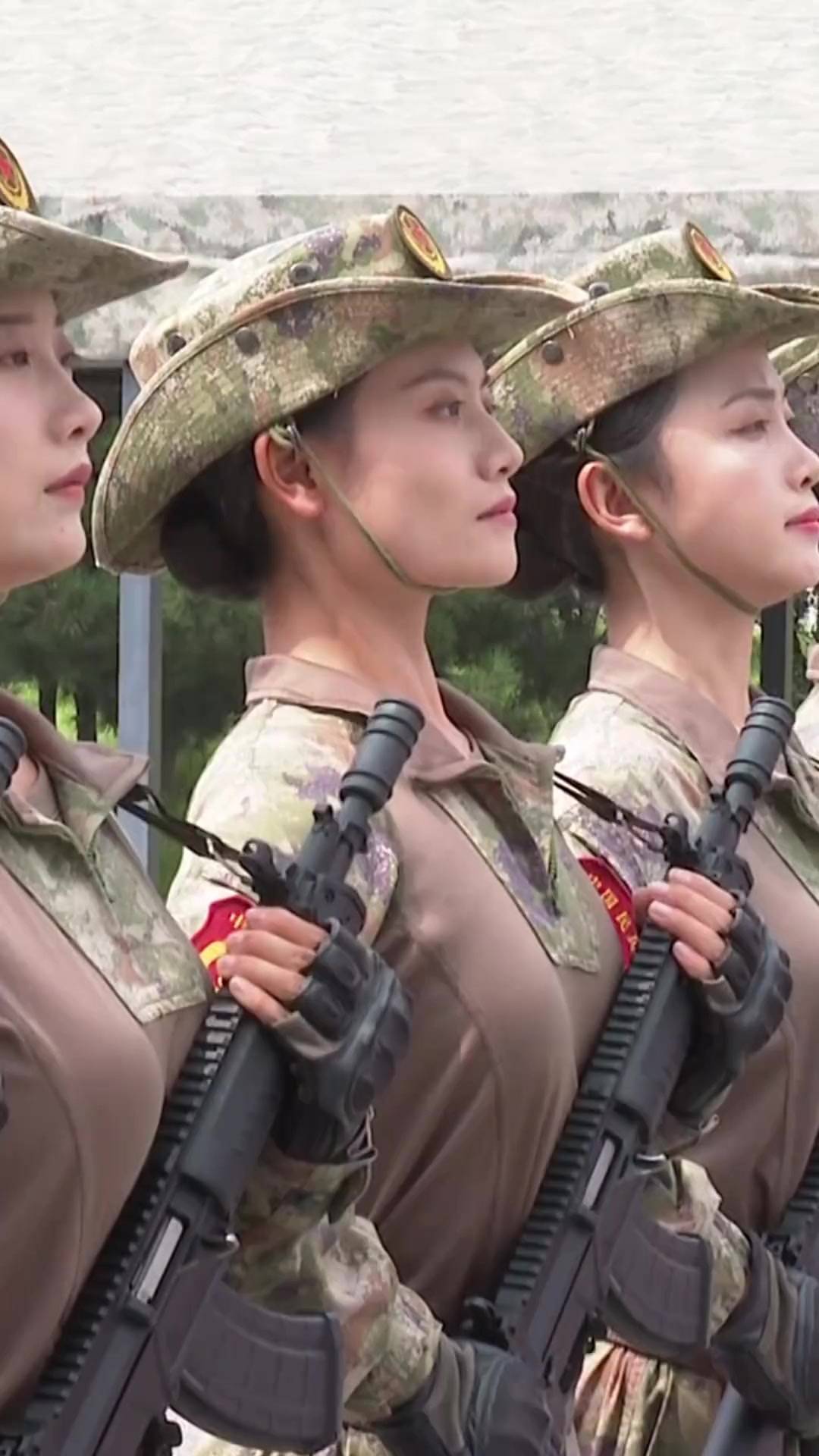 九三阅兵倒计时两周 直击阅兵训练现场:女民兵步伐铿锵,眼神坚毅