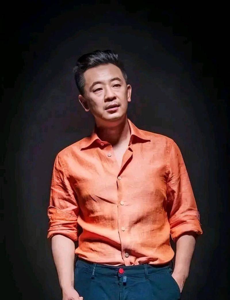 黄海波近况:早就财富自由,49岁满脸胡子显老,8岁儿子像妈妈