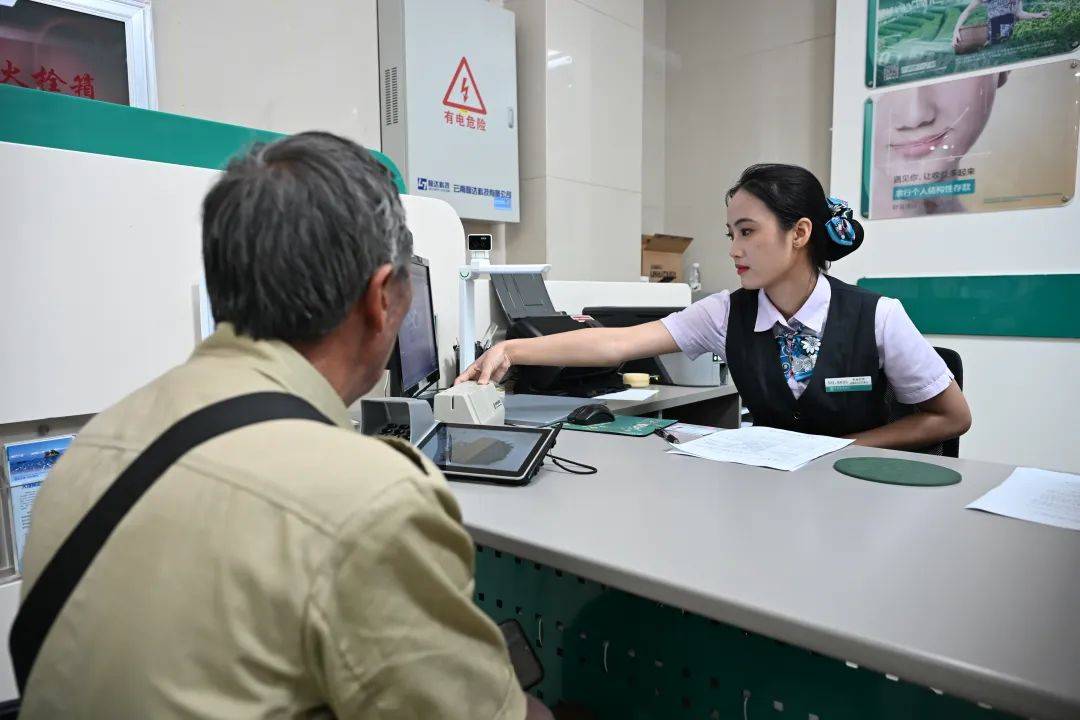 针对退休人群特殊需求,农行南涧支行优化业务流程,在营业网点柜台开通