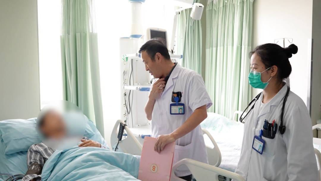 男子喉咙痛就医，竟突然心脏骤停！医生：此病夏天极易忽视