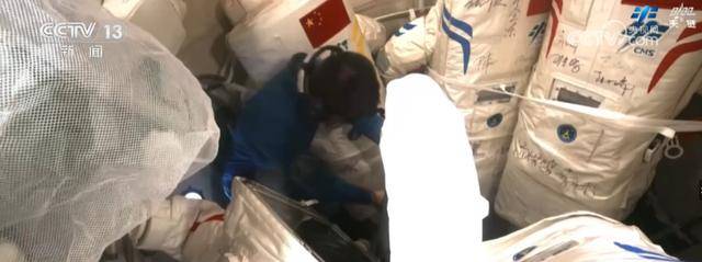 “3年15次”→“4年20次”！第二代“飞天”舱外航天服家族有哪些成员？