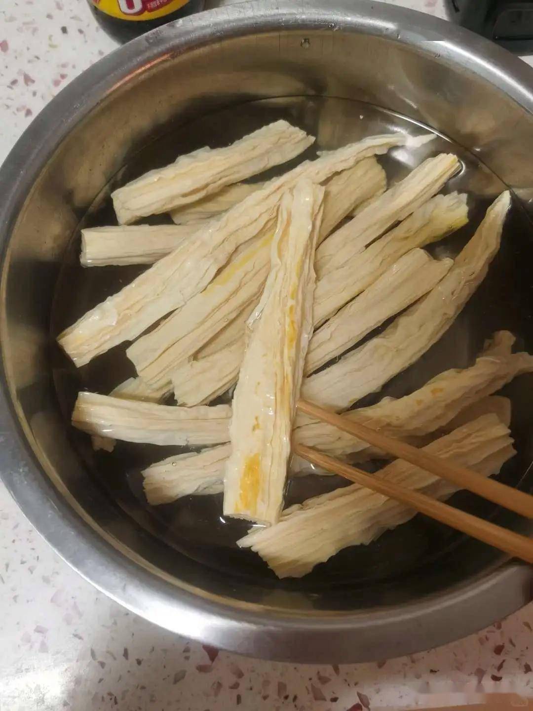 泡发腐竹时,别用热水急泡,凉水慢慢发,柔韧有嚼劲,植物蛋白优