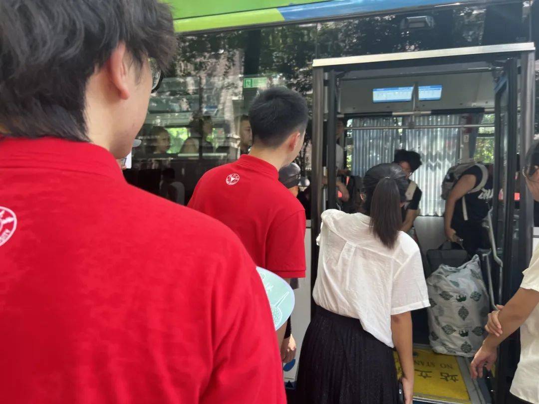 6000多人！浙大今天迎来本科新生，家长：校园很美，很爱杭州