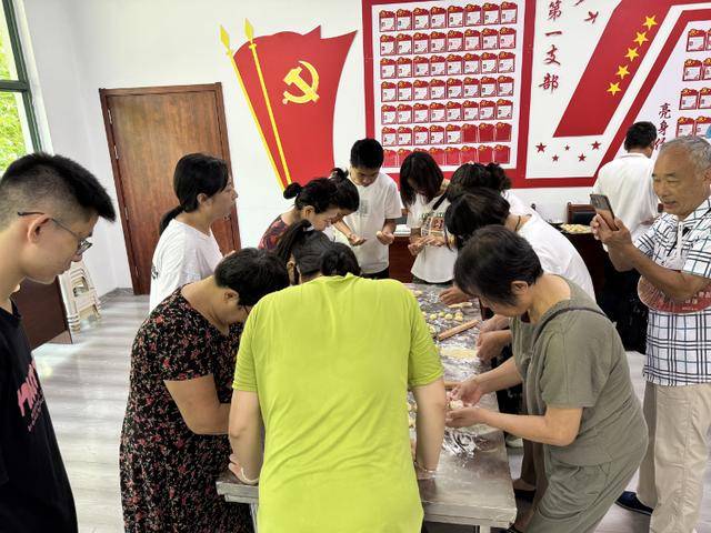 文化书院进行时 | 中式糕点制作培训课在翡翠园社区上演，让居民从“舌尖”暖到“心间”