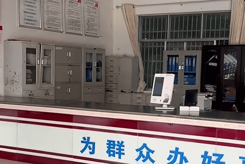 居民反映乡政府上班时间大量人员缺岗，曝光后民警夜晚上门？官方回应→