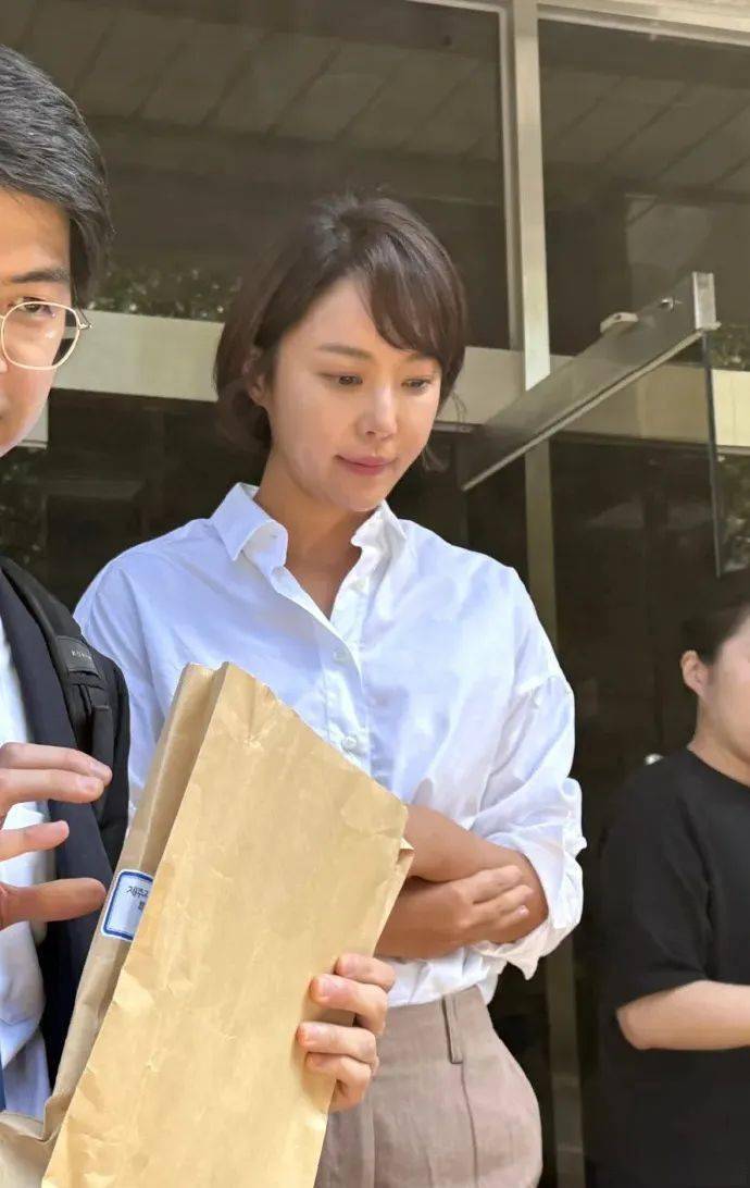 韩国知名女星被求刑3年,网友:嫁错老公后步步错,真的结婚毁所有 插图4 韩国知名女星被求刑3年,网友:嫁错老公后步步错,真的结婚毁所有 插图4