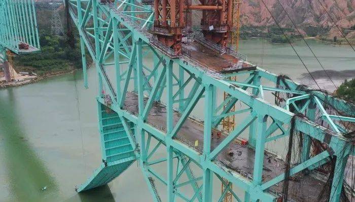 尖扎黄河特大桥坍塌事故已致12人死亡，家属：一起去的4个工人都没了
