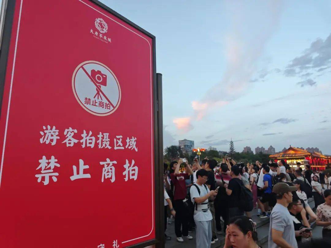 红墙让位！大唐不夜城这波操作游客直呼“太宠粉”！