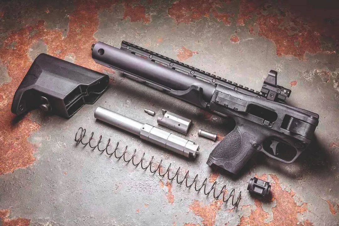 手枪口径卡宾枪,折叠后无压力装入携行包,车内!