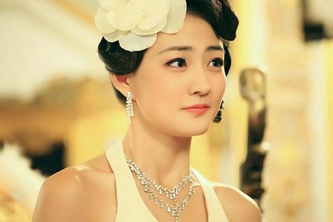 例如在《爱在春天》里饰演天真善良的"金露";《甄嬛传》播出后,徐璐的