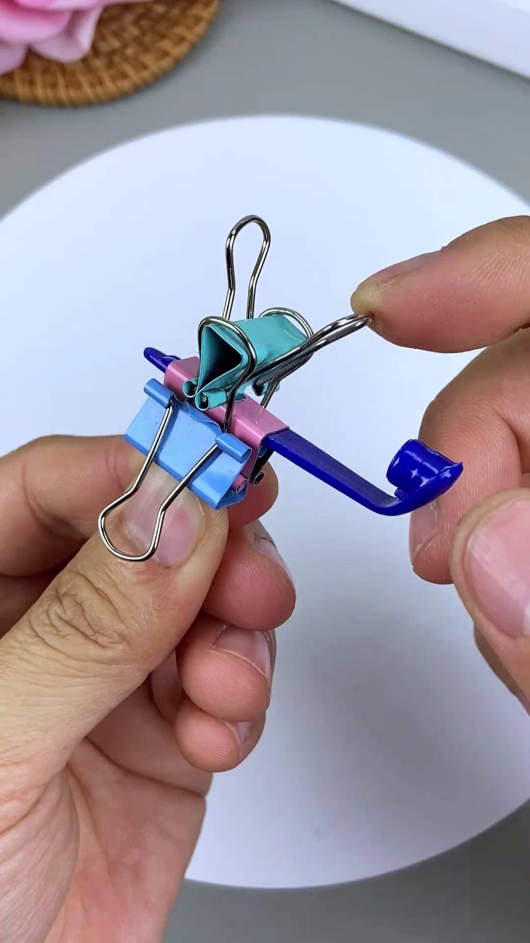 教你用燕尾夹做好玩的发射器玩具,威力不大,小朋友都适合玩