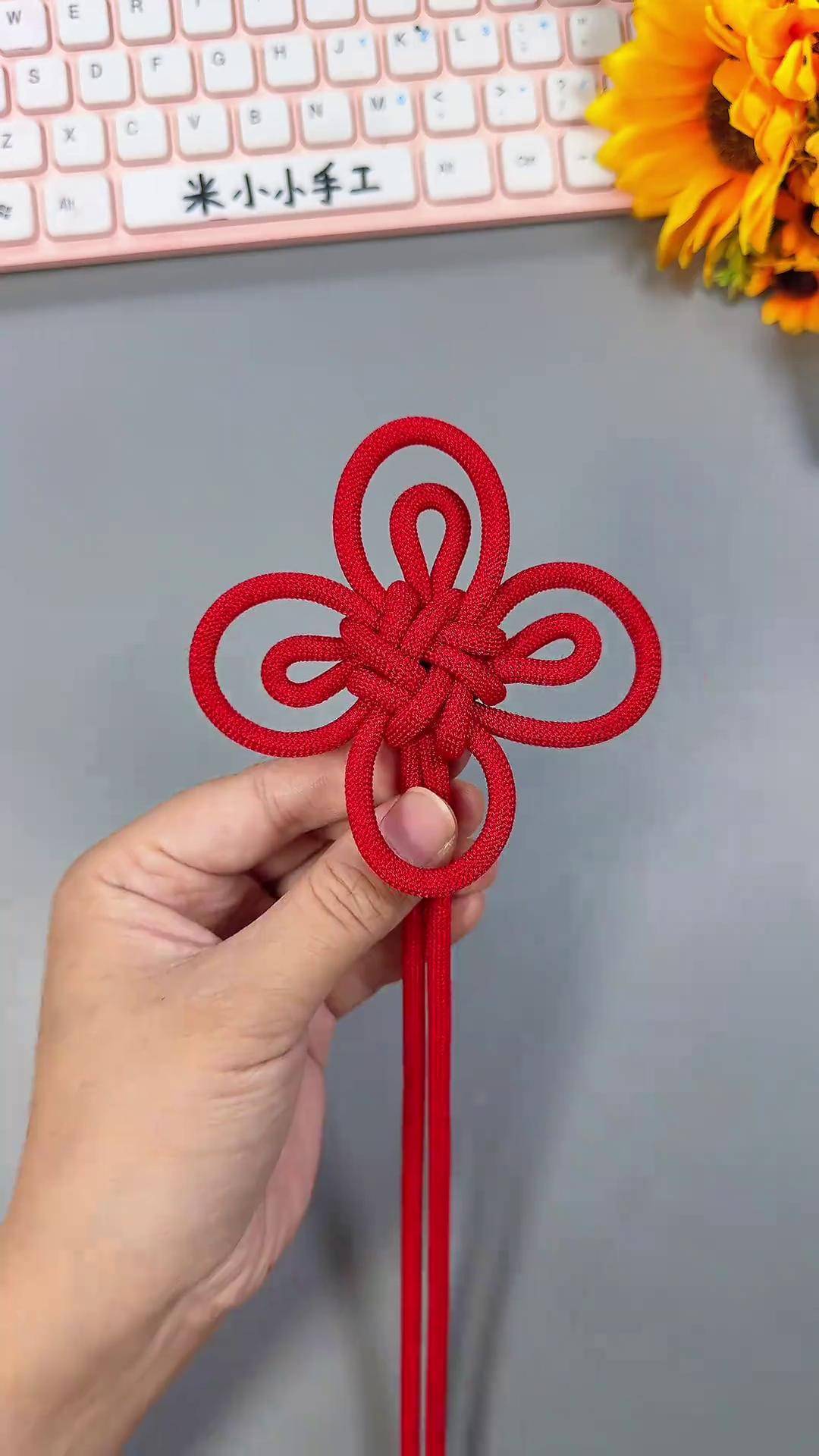 用一根红绳,编一个好看的中国结,非常的喜庆,和小朋友一起动手试试吧