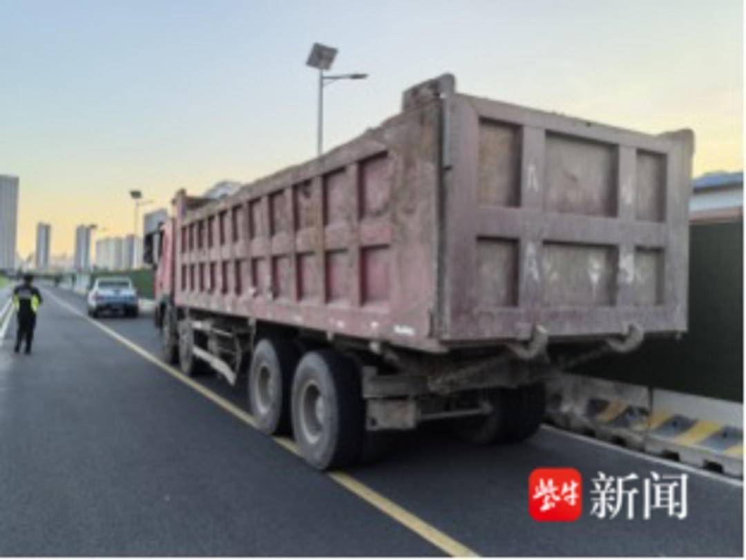 南京江北新区：执法人员循迹揭开建筑垃圾“案中案”