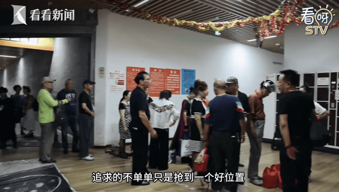 “我老婆看到要离婚的！”上海这里每天一大早排长队，有人几十年风雨无阻