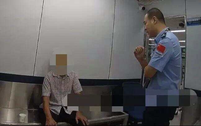 79岁老伯为见其相亲对象“翠花”，将身份证改小10岁 被发现后不忘叮嘱民警“能不能不告诉她”