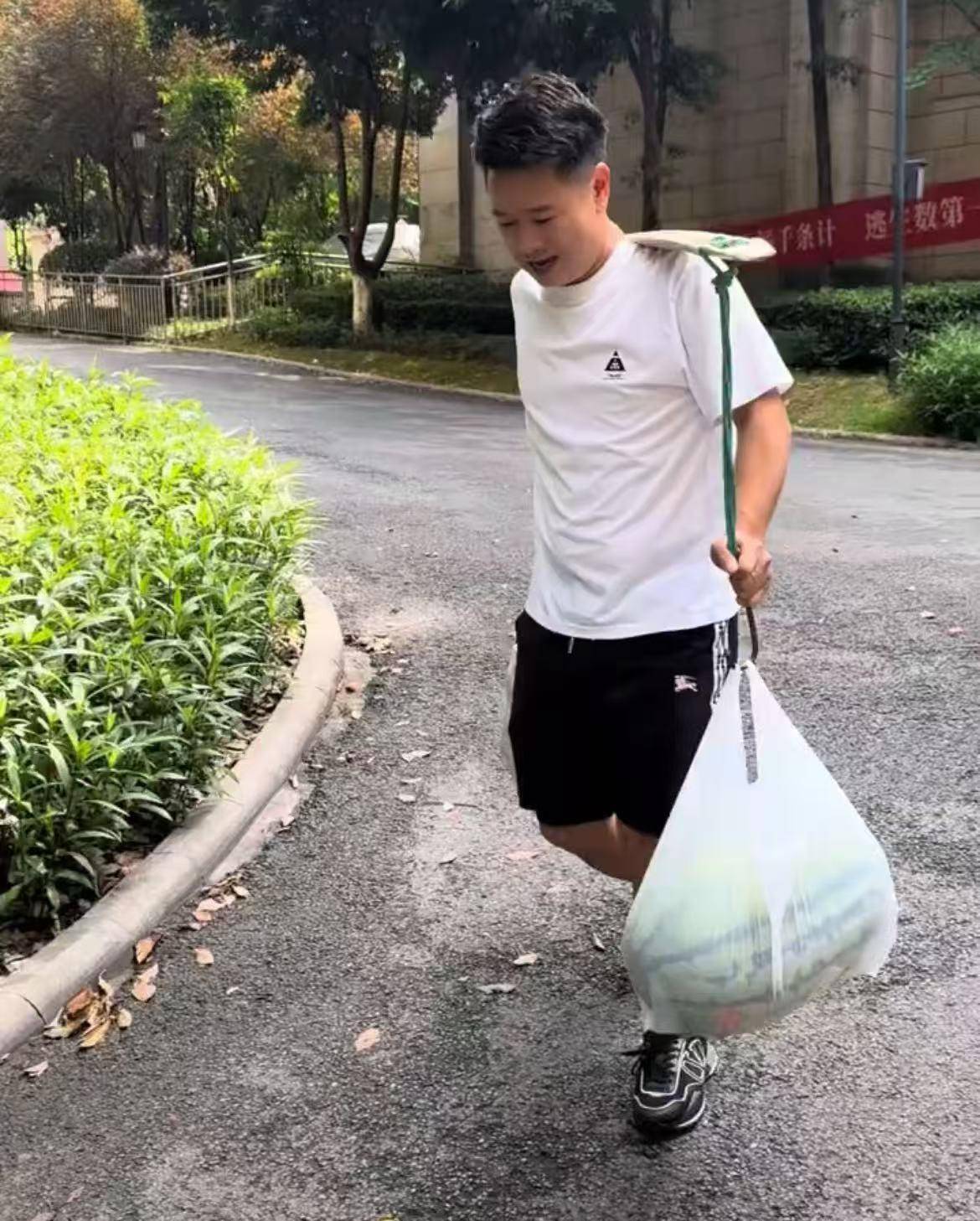 16个外甥一顿吃200个水饺，挑扁担买菜的重庆“宇宙舅舅”：孩子们开学离开，心里空落落的