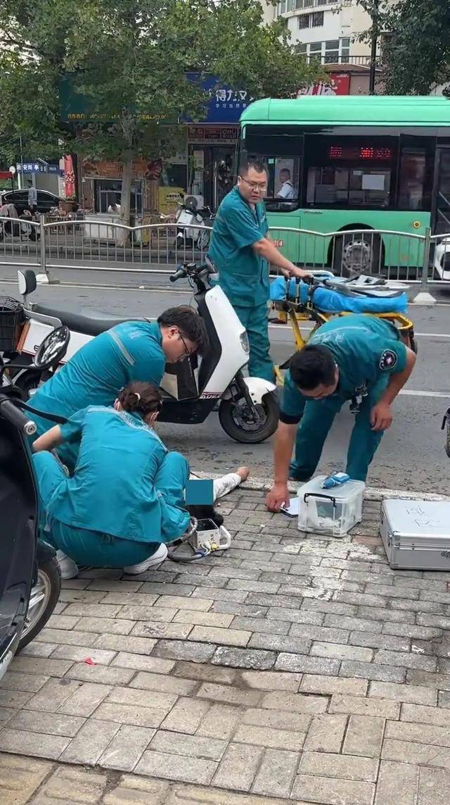 郑州街头一女子突发疾病倒地,大姐跪地紧急施救,直至救护车赶来,医院