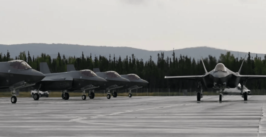 50分钟空中通话，5名专家远程支援，为何仍救不了一架F-35？美军公布F-35坠毁细节