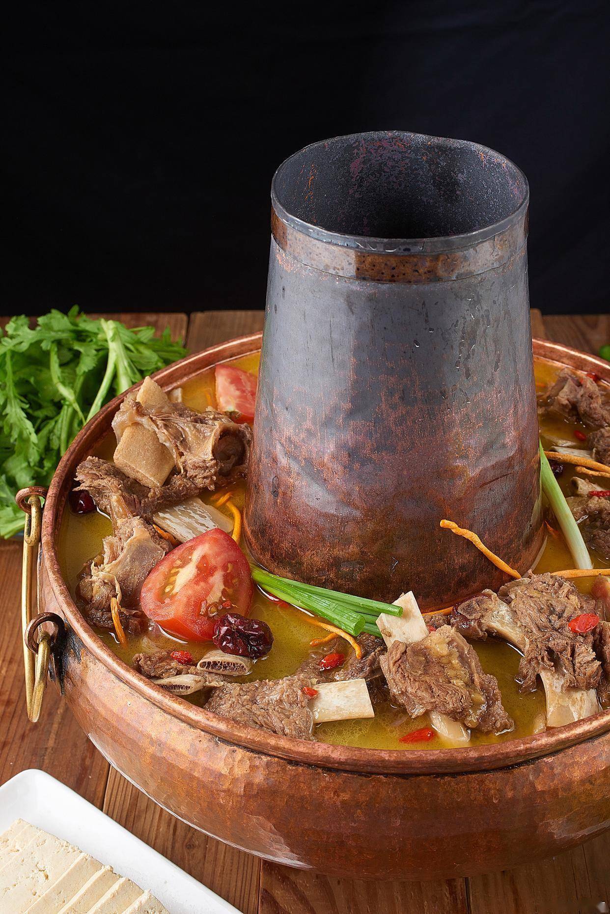 藏式牦牛肉火锅暖心指南:骨汤慢炖八小时,蘸料只加辣椒面