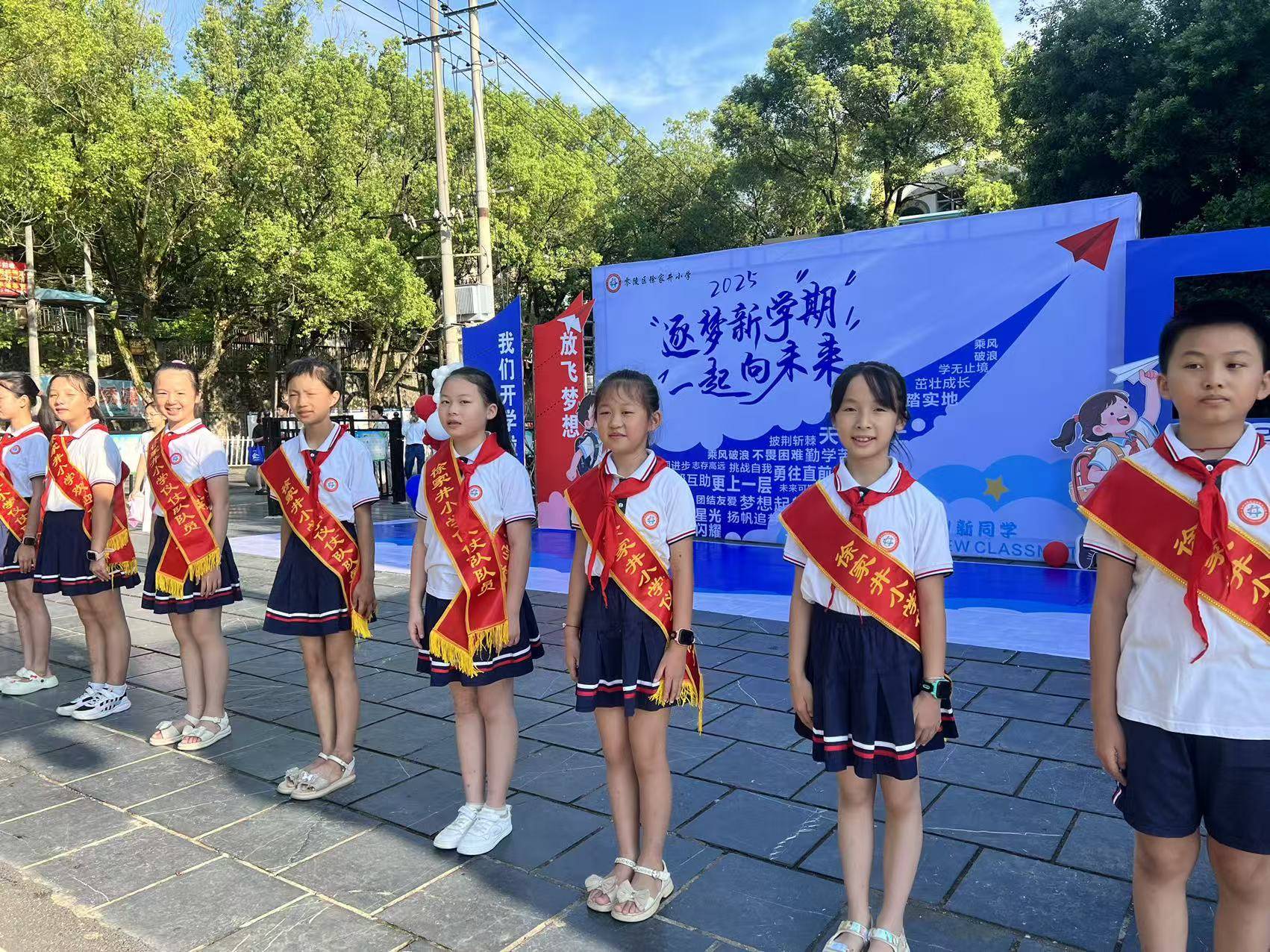"礼仪队的同学们用中英文交替送上清脆的问候,每一声欢迎都让初入校园