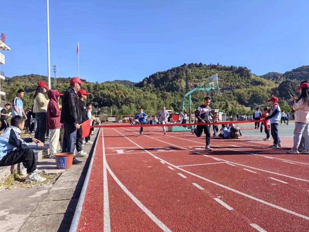 广西：中小学每天开设1节体育课