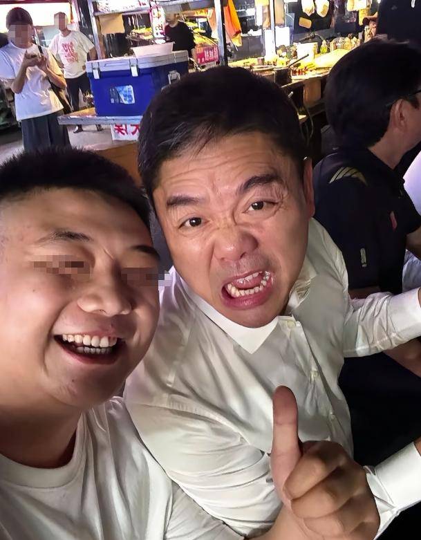 刘强东吃大排档，用塑料大碗喝散装白酒，京圈前女友肠子都悔青了