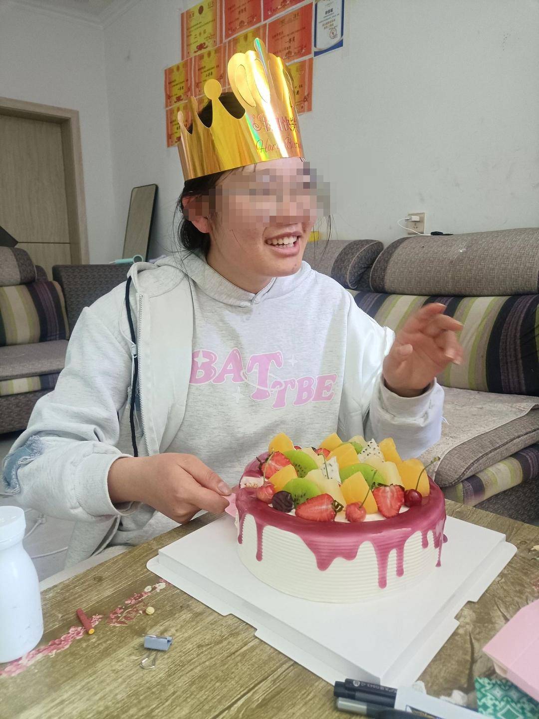 18岁农村女孩考上医学院，未等到开学因车祸不幸离世 亲属：家人以弟弟名义为她立碑