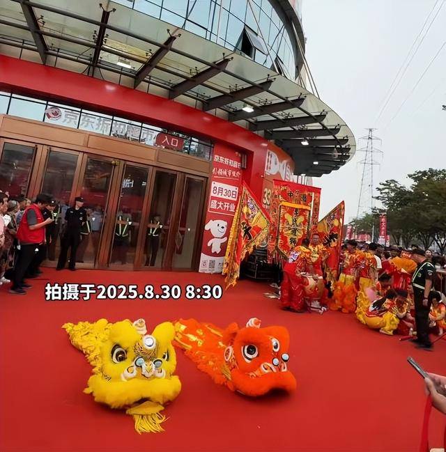 刘强东吃大排档，用塑料大碗喝散装白酒，京圈前女友肠子都悔青了
