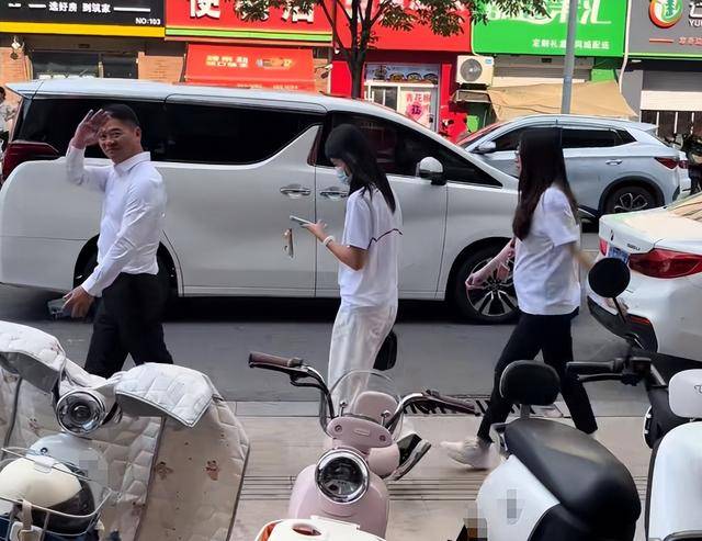 刘强东吃大排档，用塑料大碗喝散装白酒，京圈前女友肠子都悔青了